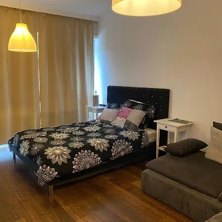 Chic Central City Views & Balcony Apartment *