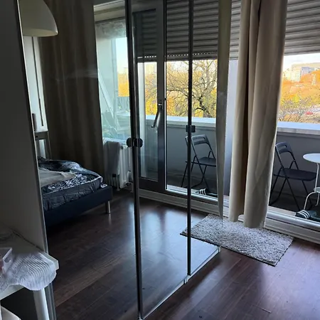 Chic Central City Views & Balcony Apartment *